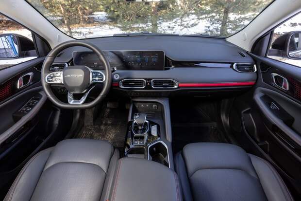Мультимедийная система поддерживает подключение смартфона через Android Auto и Apple CarPlay. На центральном тоннеле имеется беспроводное зарядное устройство мощностью 50 Вт. Все четыре стеклоподъемника имеют автоматический режим. Кондиционер не поддерживает выбранную температуру и дует то горячим, то холодным воздухом, заставляя постоянно пользоваться кнопками регулировки