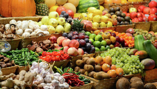Прилавок с фруктами на рынке, Архивное фото