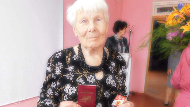 86-летняя новгородская пенсионерка получила золотой значок ГТО