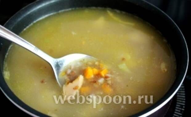 Когда крупа почти сварится, заправить суп овощами.
