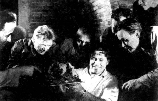М.М. Герасимов, М.К. Каюмов и др. после вскрытия гробницы Тимура. 21 июня, 1941 г. Фото © Wikipedia 