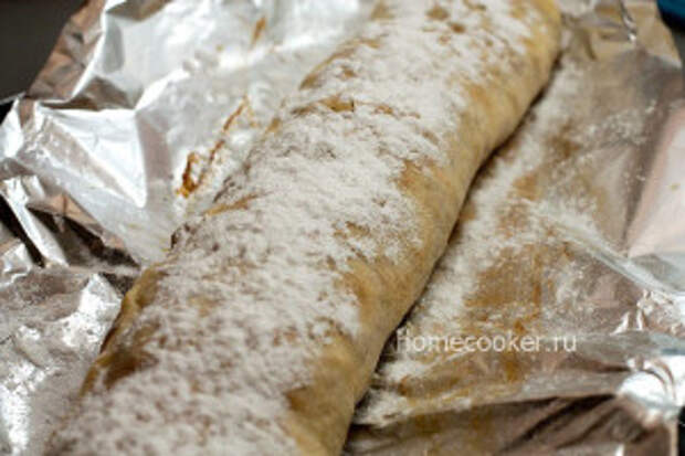 Яблочный штрудель классический SHtrudel posypaetsya saharnoj pudroj 300x200 Яблочный штрудель классический