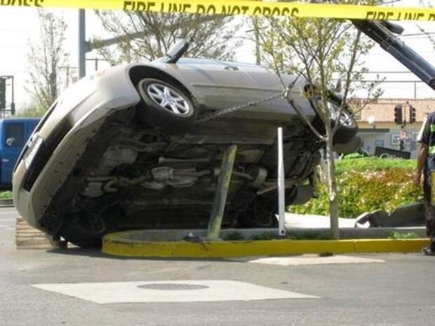 4. Водитель автомобиля Honda Accord из Калифорнии перепутал педали. Виртуозно повис на рекламных конструкциях авто, мастера парковки, фото
