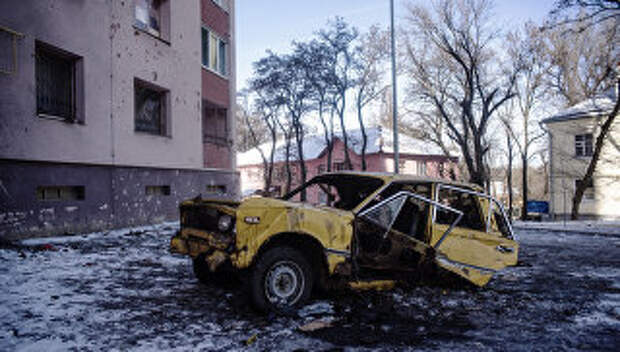 Автомобиль, поврежденный в результате обстрелов, в Киевском районе Донецка