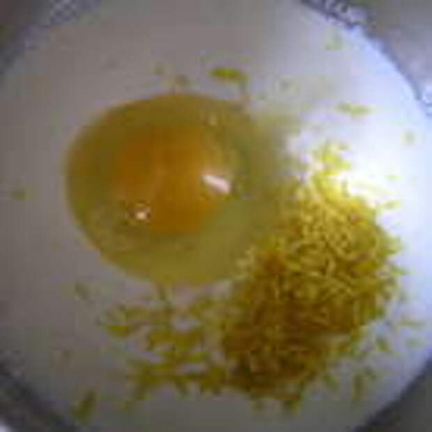 Приготовить крем. В кастрюльку влить молоко и лимонный сок, всыпать цедру, добавить яйцо и немного взбить, 