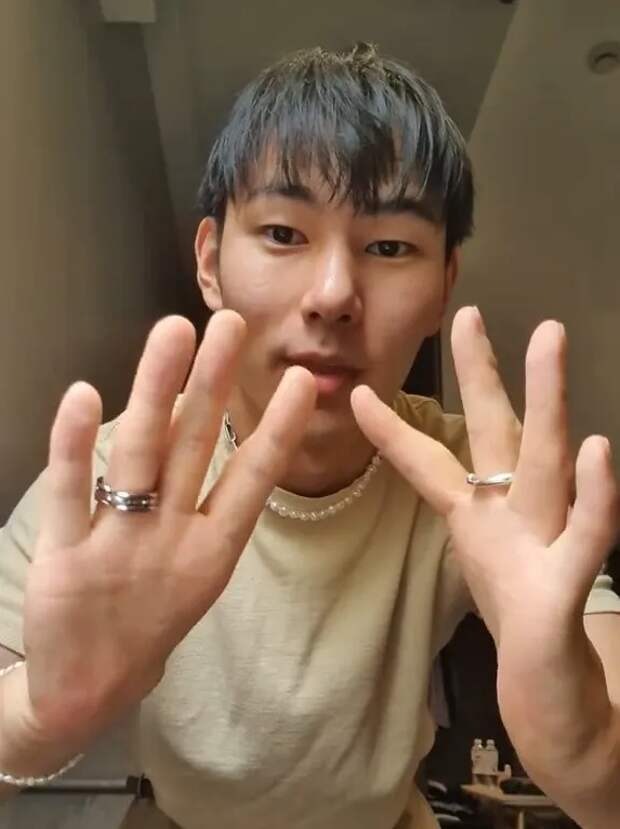 Как блогер живет без больших пальцев