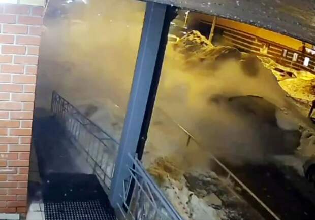 Гигантская масса снега рухнула на три машины с крыши дома в Звенигороде