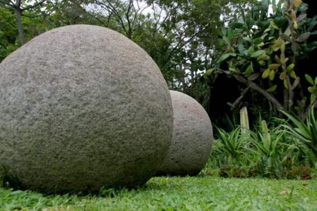 Ошеломлённые находкой ученые до сих пор пытаются ответить на вопросы, кто и когда придал каменным глыбам идеально круглую форму, такой же загадкой остается и технология, которую использовали древние каменотесы.