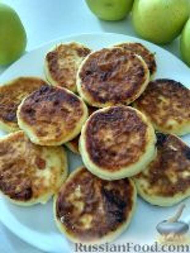 Фото к рецепту: Сырники с яблоками