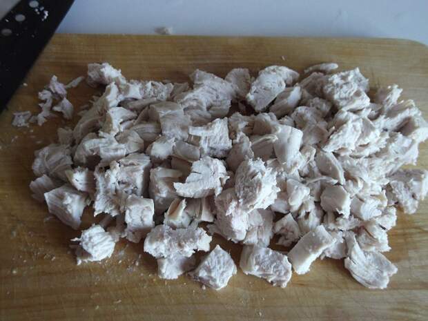 салат с виноградом и копченой курицей