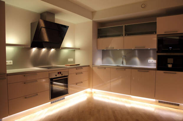 Точечные светильники и яркая подсветка на кухне