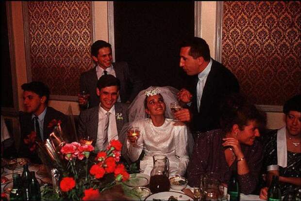 Каждая свадьба - это яркое и насыщенное положительными эмоциями событие. СССР, Одесса, 1988 год.