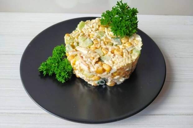 Фото к рецепту: Салат прованс с колбасным сыром и кукурузой
