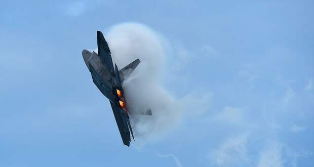В США разбился истребитель пятого поколения F-22 Raptor: видео