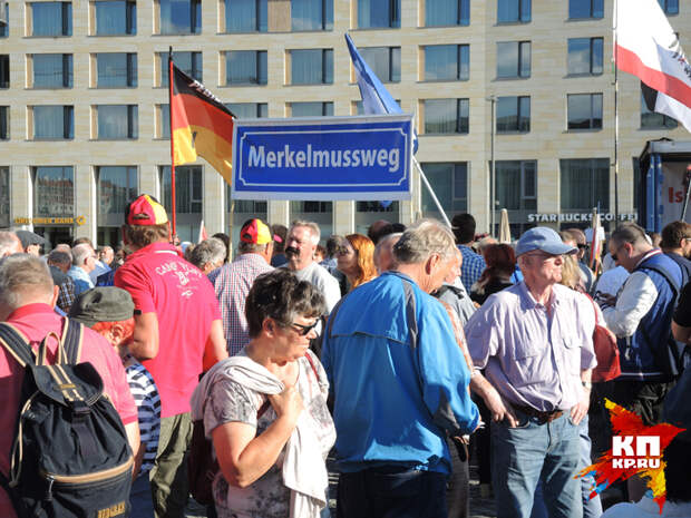 Плакат &quot;Меркель должна уйти&quot;.