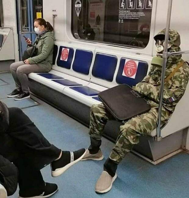 В противогазе в метро