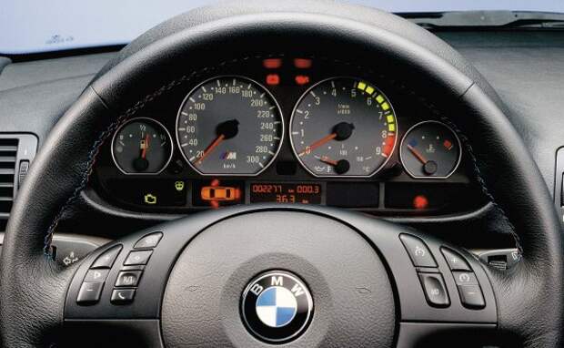 Более чем за полвека до появления новых цифровых комбинаций приборов BMW предлагала простые и ясные характеристики на своей приборной панели.  BMW M3 (E46) был одним из фаворитов в этом отношении благодаря мягкой оранжевой подсветке и серии индикаторов тахометра, которые гаснут при прогреве двигателя, сообщая вам, когда можно безопасно нажать на газ.