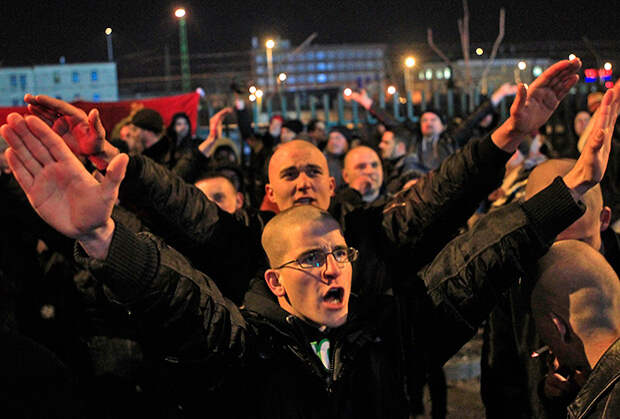 Ультраправые футбольные фанаты скандируют антисемитские лозунги, Венгрия, 2013 год