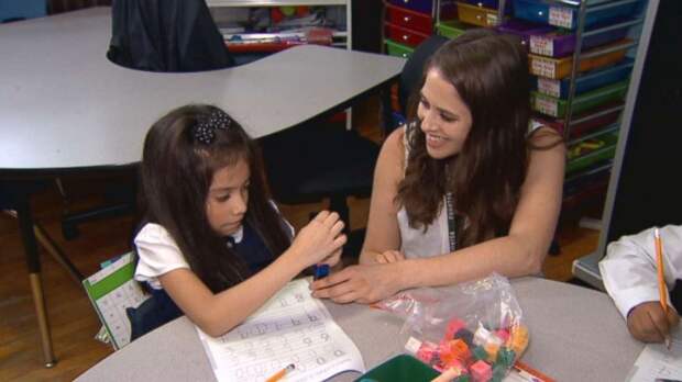 Учительница познакомилась с мужчиной в самолете и рассказала ему о бедных учениках в своей школе. Тогда незнакомец решил сделать ей щедрый подарок