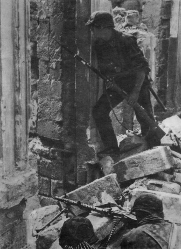 Расчет пулемета MG-34 бригады СС «Лейбштандарт Адольф Гитлер» во время боя в Мариуполе. Мариуполь, Украина, СССР, 1941 г. Автор: Пауль Аугустин. 