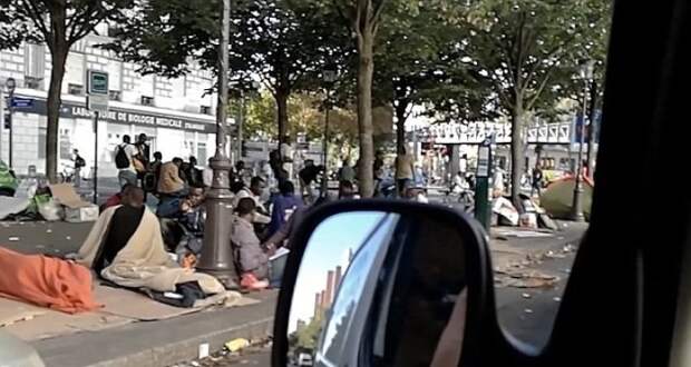 Ужасающий <span class='relinker'>Париж</span>: 11 новых фото о том, как выглядит город «в плену» у африканских беженцев