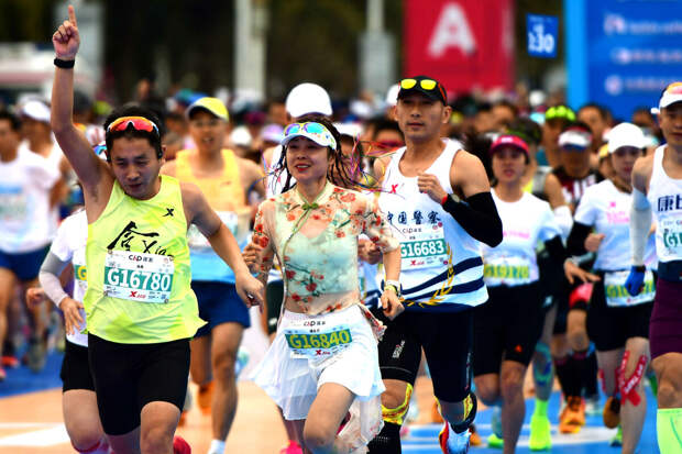 В Китае дисквалифицировали за курение на дистанции двух участников марафона