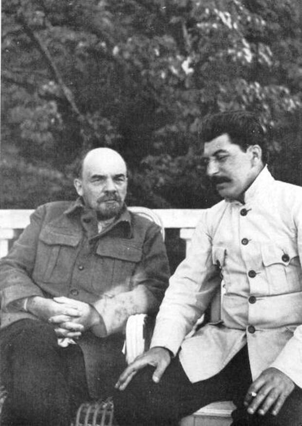 http://upload.wikimedia.org/wikipedia/commons/e/e1/Lenin_and_stalin.jpg
