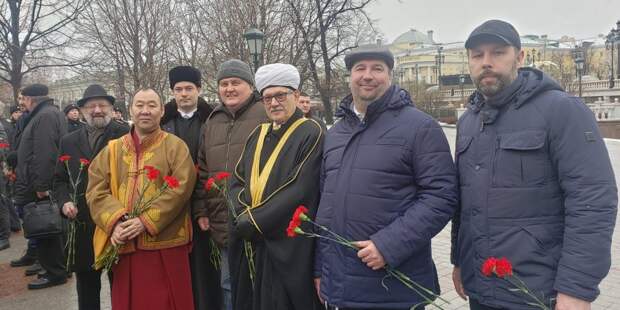 Религиозные деятели возложили цветы к Могиле Неизвестного Солдата