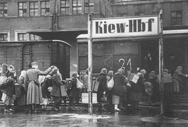 Отправка остарбайтеров в Германию. Киев, 1942 год