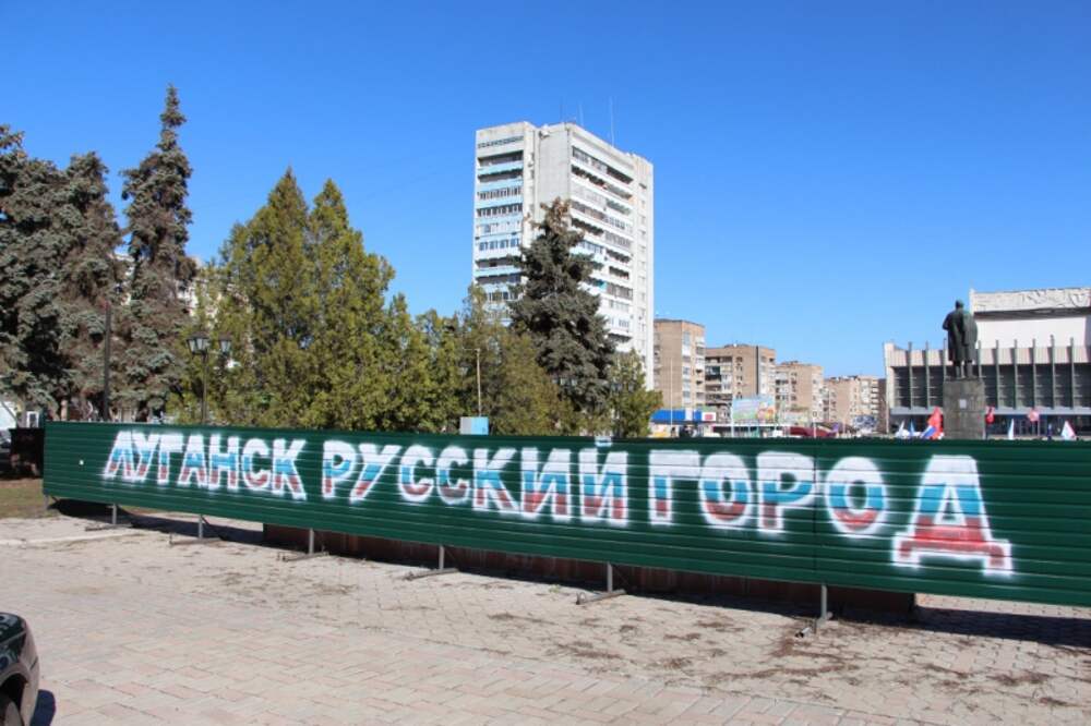 Луганск зимой фото. Въезд в луганск. Луганск въезд в город. Луганск картинки. Современный луганск.