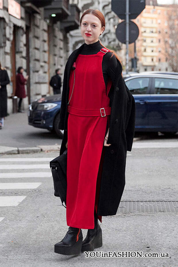 Неделя моды в Милане, уличный стиль, пальто, красное платье