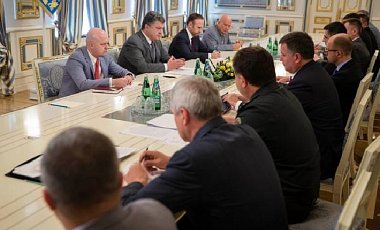 Порошенко созвал совещание с силовиками по ситуации в зоне АТО Порошенко созвал совещание с силовиками по ситуации в зоне АТО