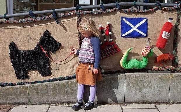 Эта чудесная 104-летняя старушка по имени Грэйс Бретт вяжет удивительные вещи, которыми затем украшает отдельные объекты или даже части улиц в своём родном городке на юго-востоке Шотландии.