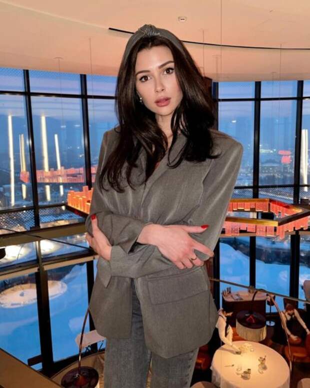 Анна Заворотнюк изменила имидж и стала похожа на маму