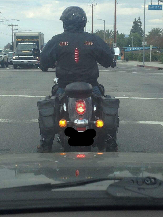 На спине этой байкерской куртки дублируются поворотники и стоп-сигнал нестандартно, оригинально, проблемы, решения