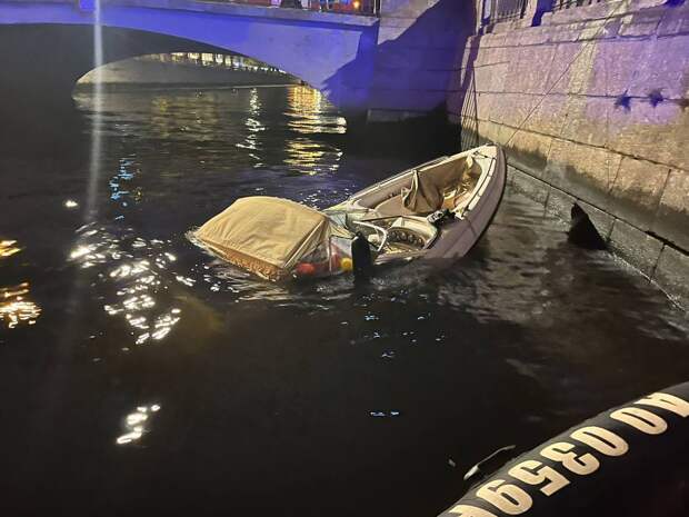 В Петербурге в Крюковом канале затонул катер с тремя людьми