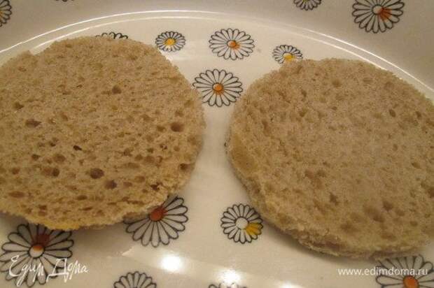 Хлеб вырезаем кружочками или делаем любой другой формы. Подсушиваем в тостере или духовке.