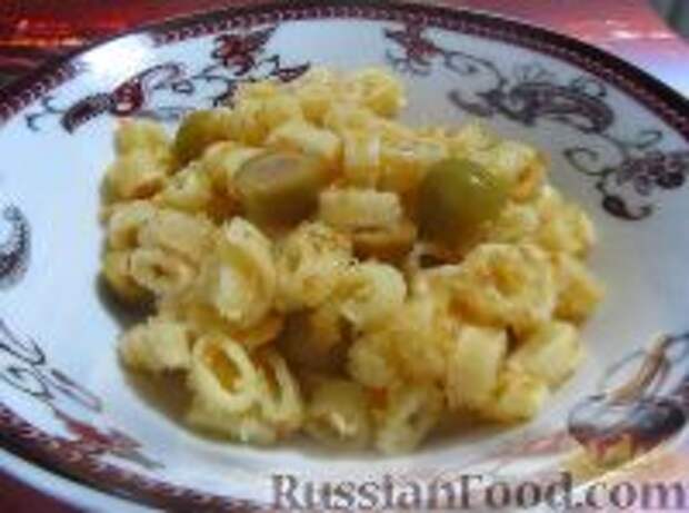 Фото к рецепту: Макароны с оливками и сухариками