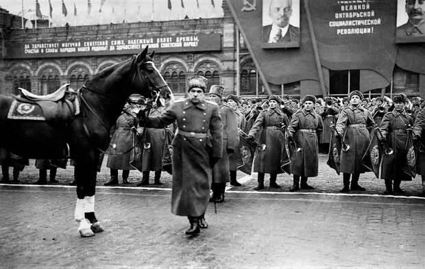 Маршал Советского Союза Леонид Говоров готовится принимать парад войск Московского гарнизона на Красной площади в 1947 году. Министерство обороны РФ