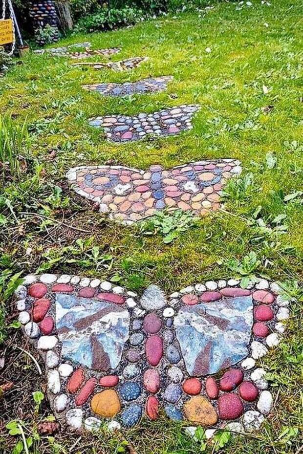 Садовая дорожка из искусственного камня в виде разноцветных бабочек.