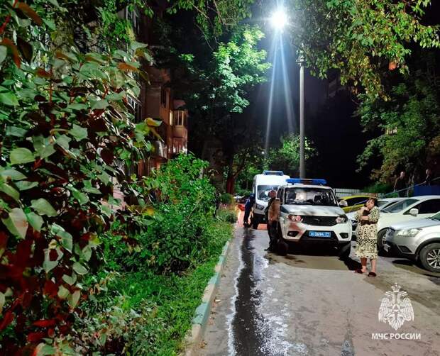 Тульские спасатели эвакуировали из горящего дома 20 жителей, пострадала женщина