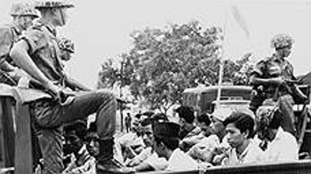 Арестованные члены молодежного крыла Коммунистической партии Индонезии, 30 октября 1965 года