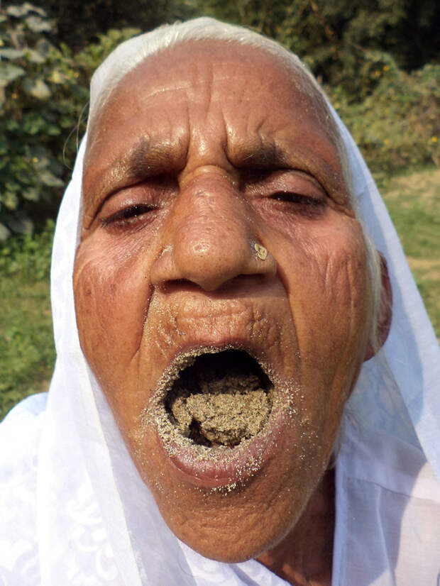 Ей скоро исполнится 80 лет, но она и не думает оставлять работу на ферме  индия, песок, питание