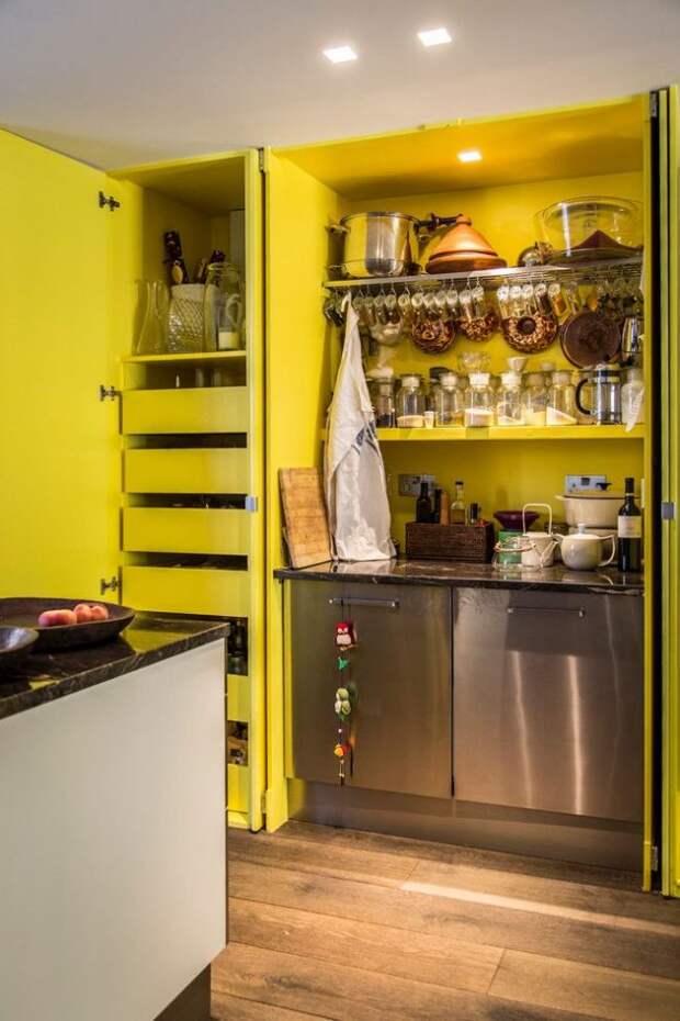Яркая эклектичная кухня со множеством баночек и колбочек для хранения специй