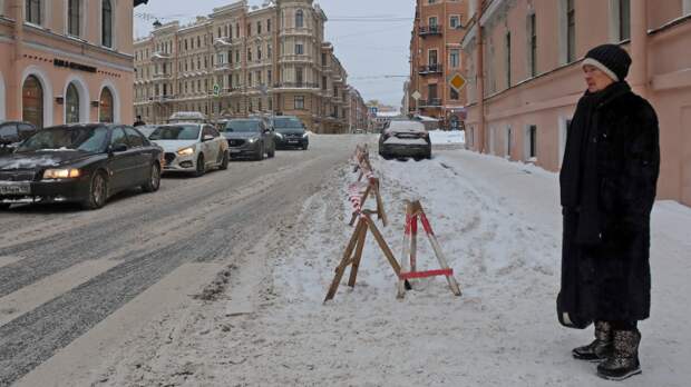 Жители одного из районов Петербурга остались без холодной воды из-за крупного прорыва трубы