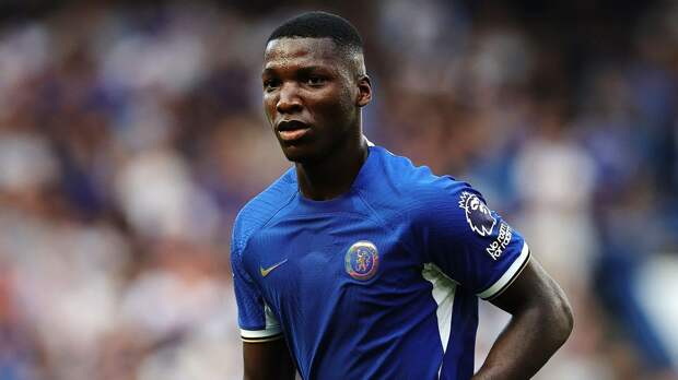 Доку забил третий гол «Сити» в ворота «Челси» после грубой ошибки Кайседо