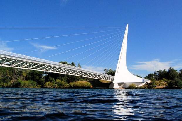 Стеклянная поверхность моста Sundial Bridge