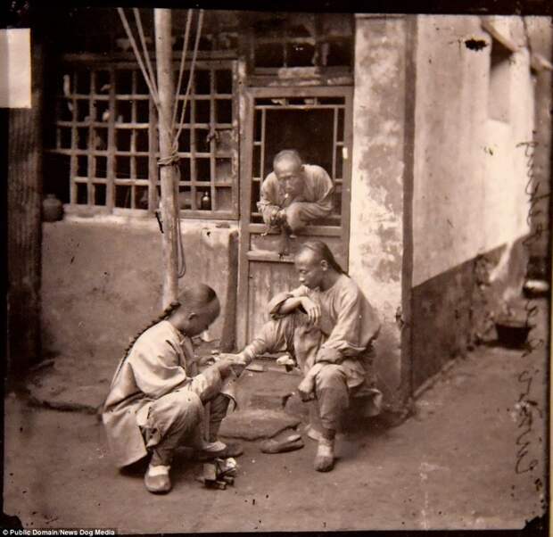 Врач осматривает ногу пациента на улице Пекина, 1869 год Цин, китай, фотография, эпоха