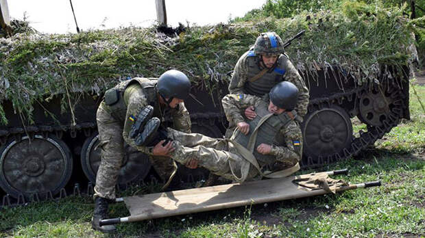 Раненым украинским силовикам подарили погребальные тапочки