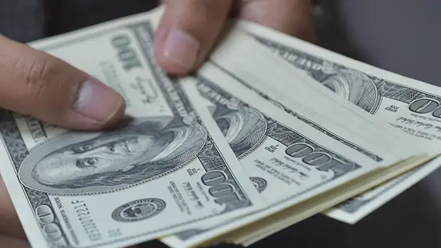 Курс доллара поднялся выше 67 рублей впервые с сентября 2019 года